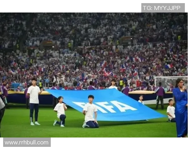 足球明星与裸体女的惊人合影引发热议背后的故事与争议分析